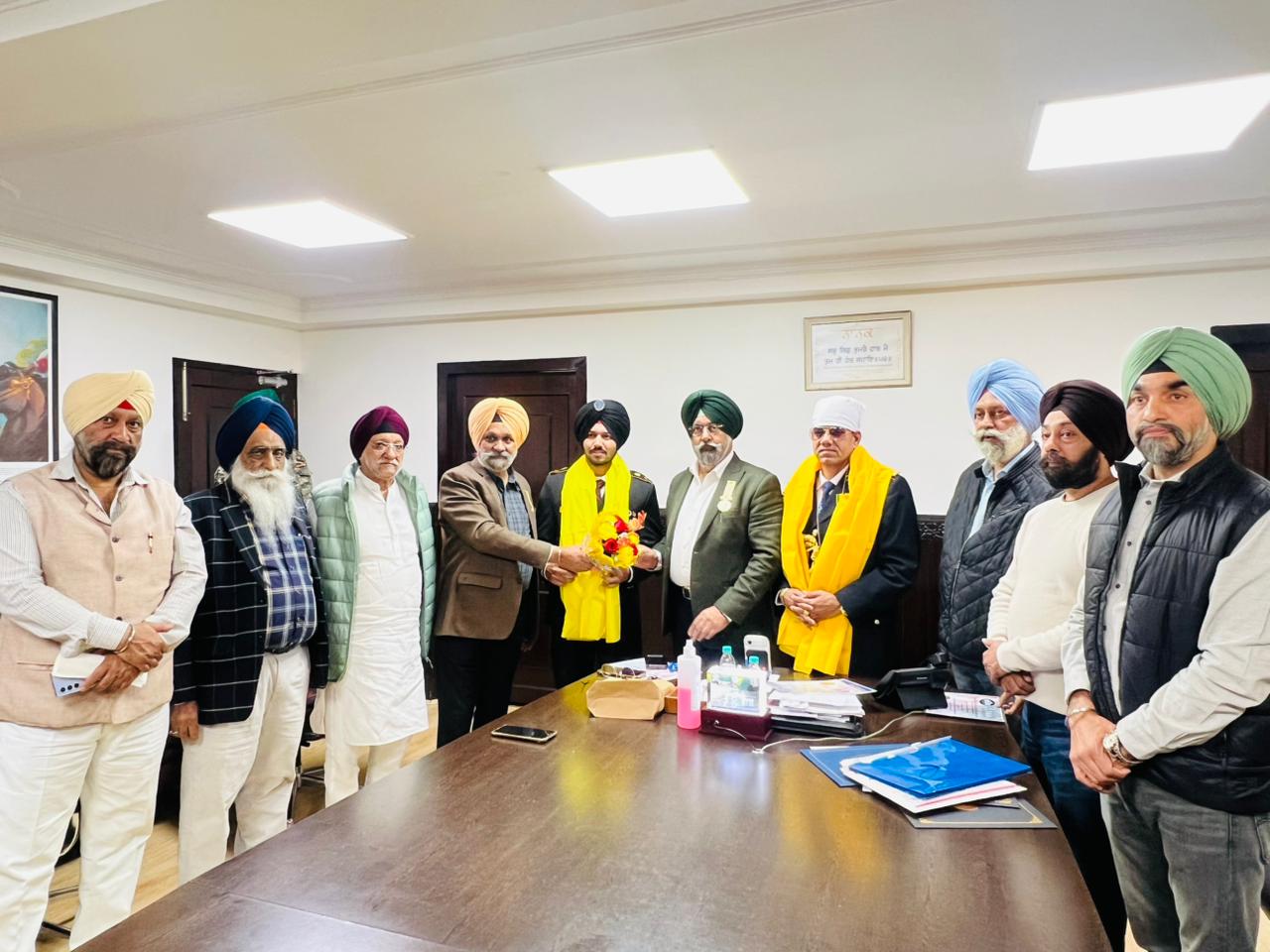 सिख युवक कुंवर अमृतबीर सिंह को अमेरिका के केंटकी स्टेट में कर्नल की उपाधि मिलने पर दिल्ली गुरुद्वारा कमेटी ने किया सम्मानित